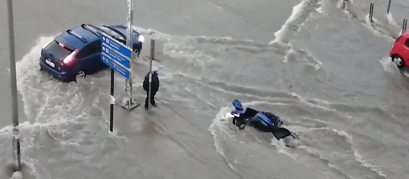 Θεσσαλονίκη: Η στιγμή που χείμαρρος παρασύρει οδηγό μηχανής (βίντεο)